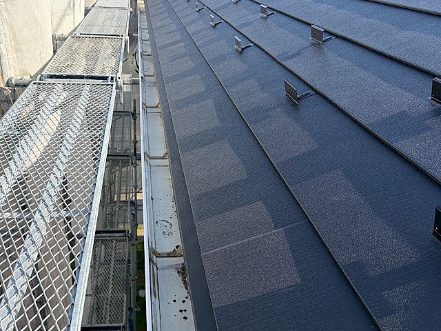 茨城町でスーパーガルテクトによる屋根カバー工事が完了